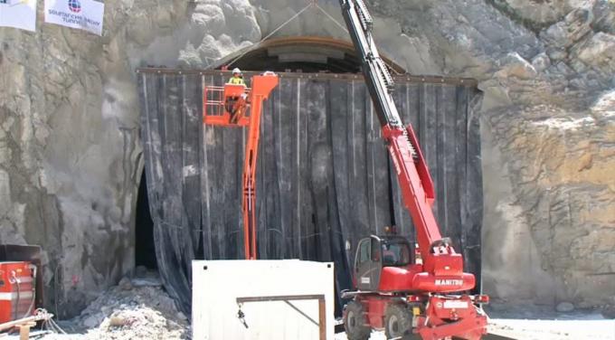 Dust reduction and sound reduction in mines and tunnels