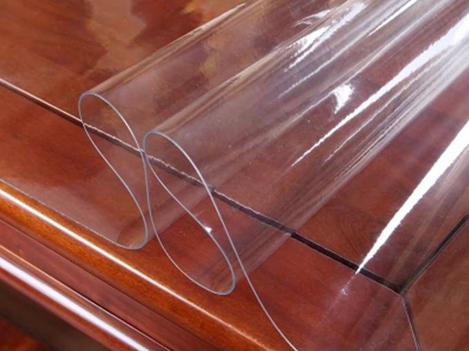 Protection de table transparente en plastique facile à nettoyer, protection  de table en verre transparent souple, nappe de bureau imperméable pour les  familles avec enfants (70 x 90 cm) : : Maison